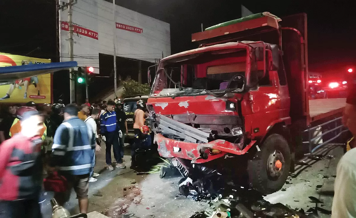 Kesakian Warga Ketika Truk Tronton Tabrak 4 Mobil Dan 9 Motor Di Exit ...