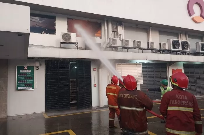Dinas pemadam Kota Tangerang memadamkan kobaran api di sebuah pabrik coklat. (BPBD Kota Tangerang)