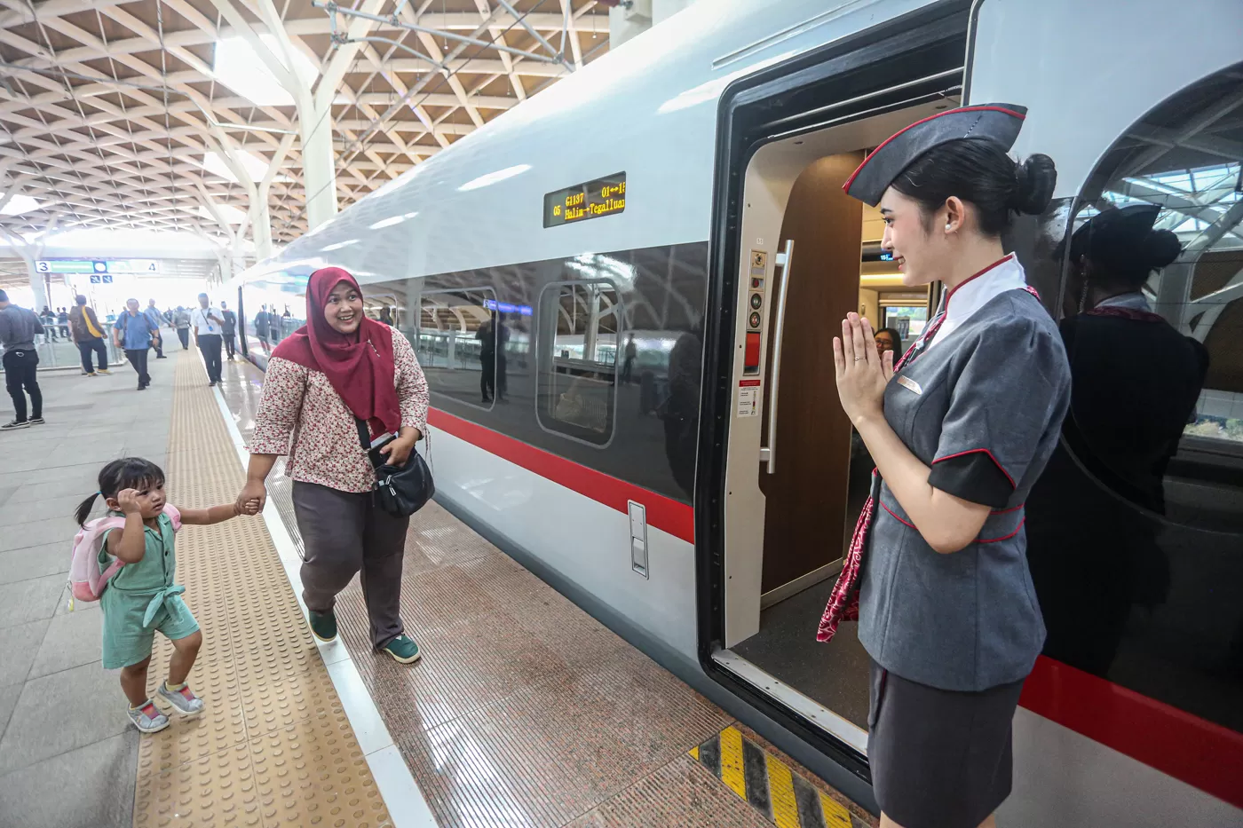 Baru Tiga Hari Dikomersilkan , 7000 Tiket Kereta Cepat Whoosh Sudah ...