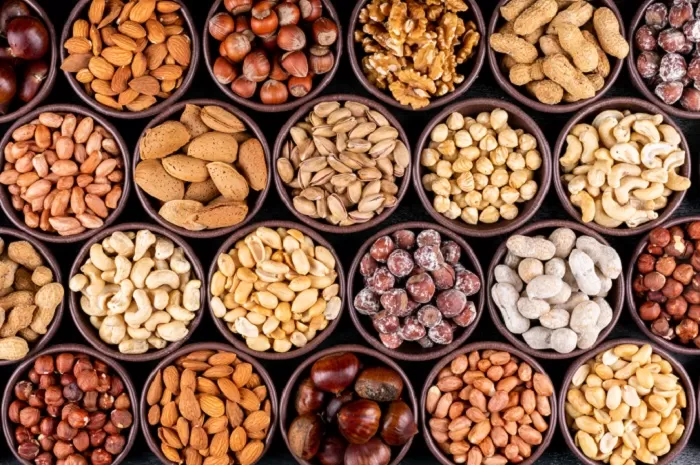 Kacang Berlebih beragam, terlalu penuh meluap dari mangkuk, simbolisasi dari konsumsi kacang berlebih dan pentingnya porsi yang diatur