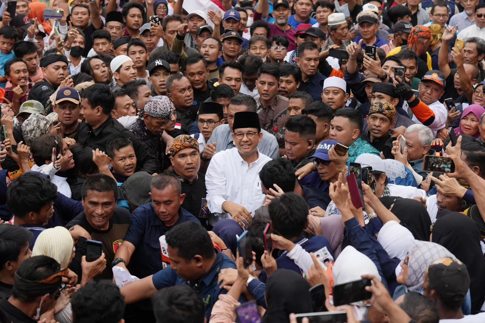 Ada Orang Tua Harun Al Rasyid Di Belakang Anies-Muhaimin Saat Debat ...