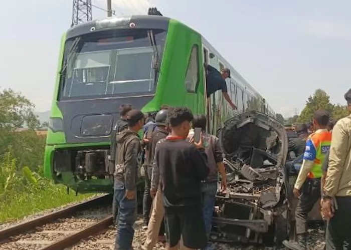 KCIC Minta Maaf Usai Kereta Feeder Whoosh Tabrak Mobil Di Bandung Barat ...