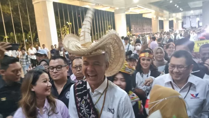 Hadiri Debat Cawapres Di JCC Senayan, Ganjar Pakai Baju Adat NTT Dan ...