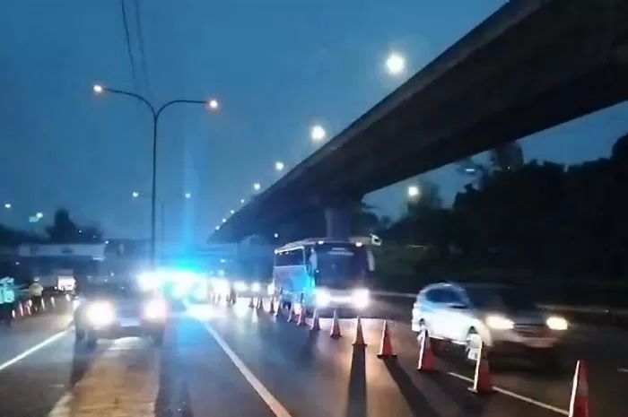 Malam Ini, Contraflow Diberlakukan Di Jalan Tol Jakarta-Cikampek KM 55 ...