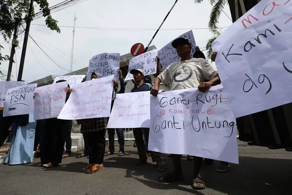 Warga Terdampak Tol Ki Agung Layangkan Protes Di Depan Kantor BPN Dan ...