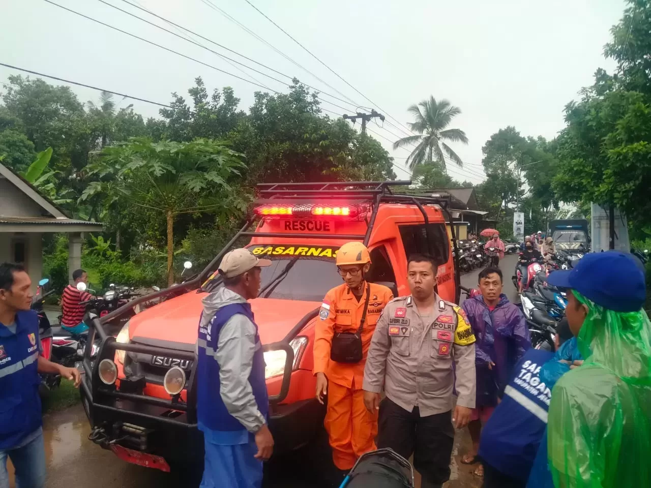 Tim Kepolisian dari Polsek Silo bersama Basarnas Jember dan para relawan saat melakukan upaya evakuasi terhadap tubuh korban dari dalam sumur pada Kamis (25/1). (Radar Jember)