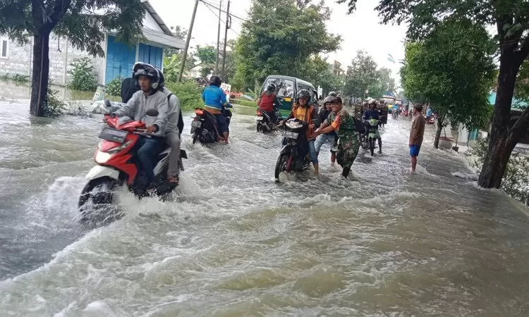 Kali Lamong Meluap Hingga Sebabkan 5 Desa Di Kecamatan Benjeng Gresik ...