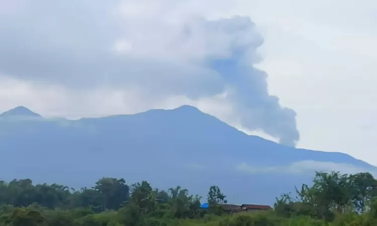 Gunung Marapi Kembali Erupsi, Ketinggian Abu Mencapai 700 Meter - Jawa Pos