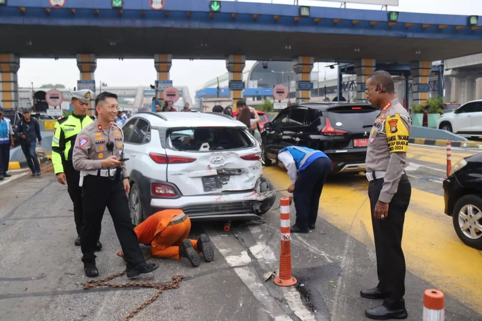 Kronologi Kecelakaan Beruntun Di Gerbang Tol Halim, Sopir Truk Terduga ...