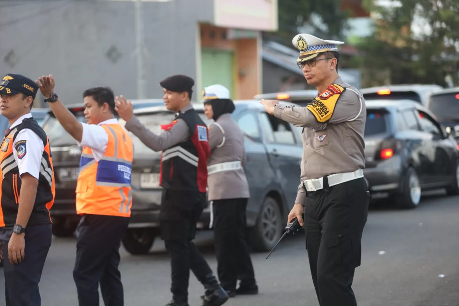 Dirlantas Polda Sulawesi Selatan (Sulsel), Kombes Pol  I Made Agus Prasatya, sedang mengatur arus lalu lintas saat operasi  Ketupat Pallawa 2024. (Istimewa)