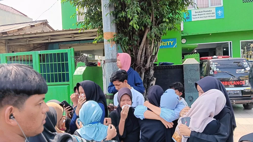 Penuh Haru, Para Siswi SMK Lingga Kencana Sambut Jenazah Korban ...