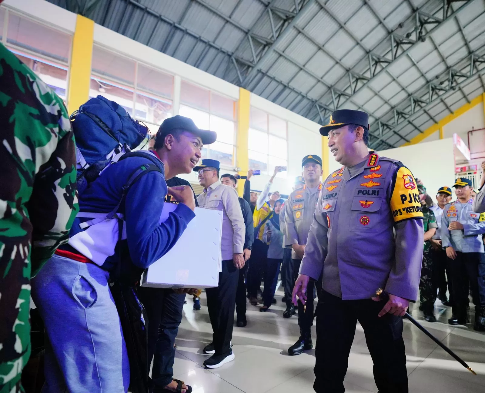 Kapolri Jenderal Listyo Sigit Prabowo saat berdialog dengan pemudik. (Mabes Polri untuk JawaPos.com)