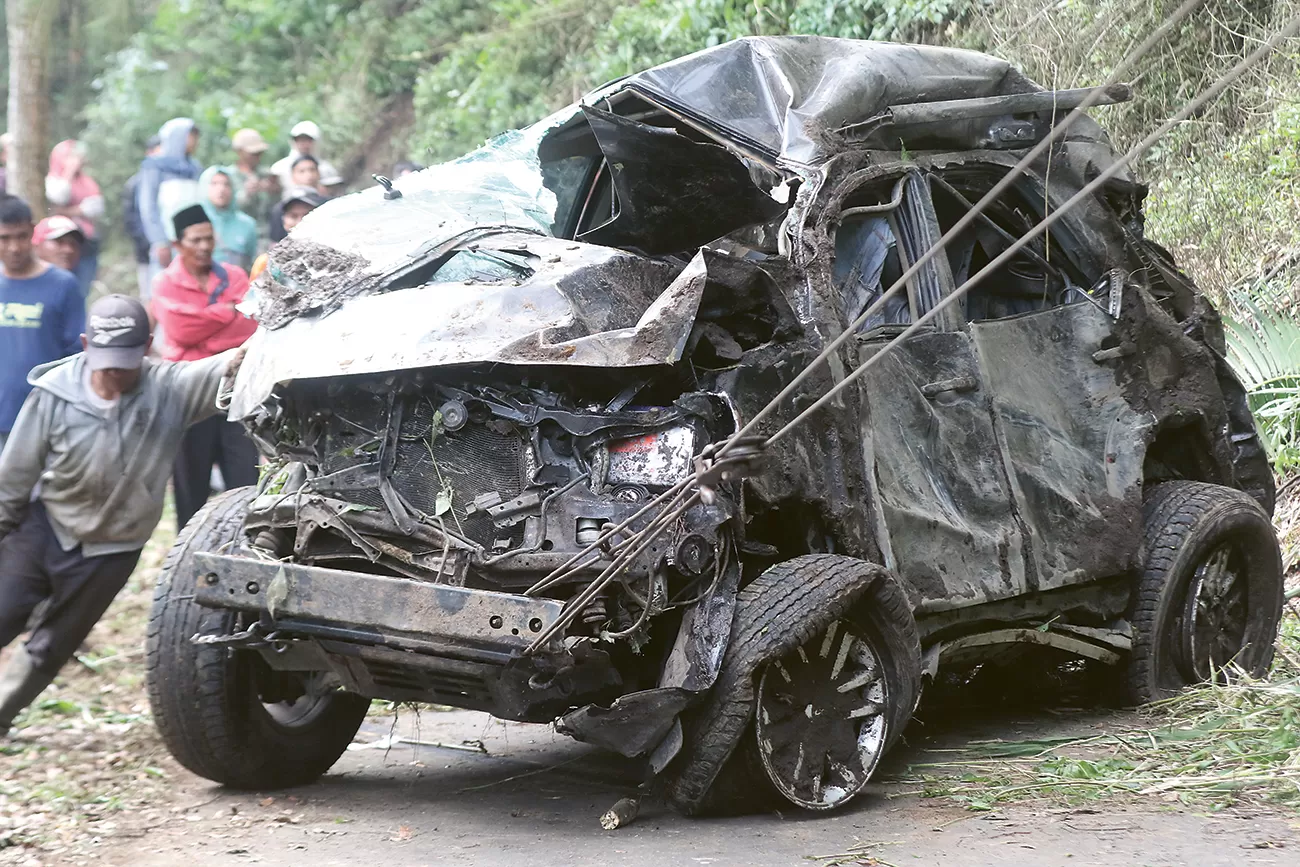 Pulang Antar Rombongan Pengantin Di Lumajang, Toyota Fortuner Disopiri ...