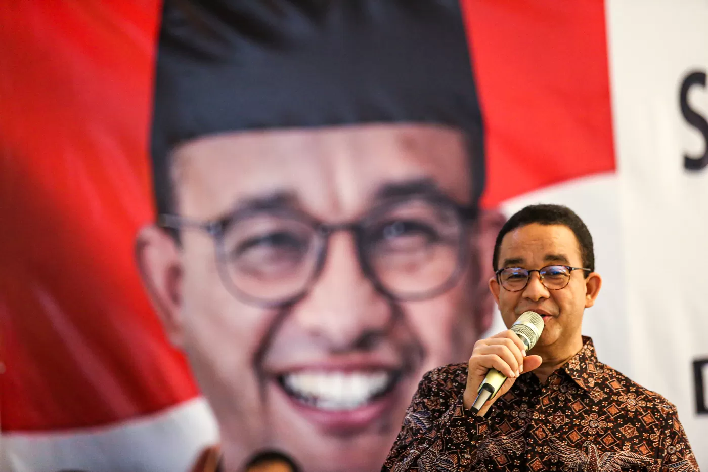 Mantan Gubernur DKI Jakarta, Anies Baswedan menyampaikan sambutan saat menghadiri acara Silaturahmi Idul Adha bersama sejumlah elemen warga di Jakarta, Rabu (19/6/2024).  (MIFTAHUL HAYAT/JAWA POS)