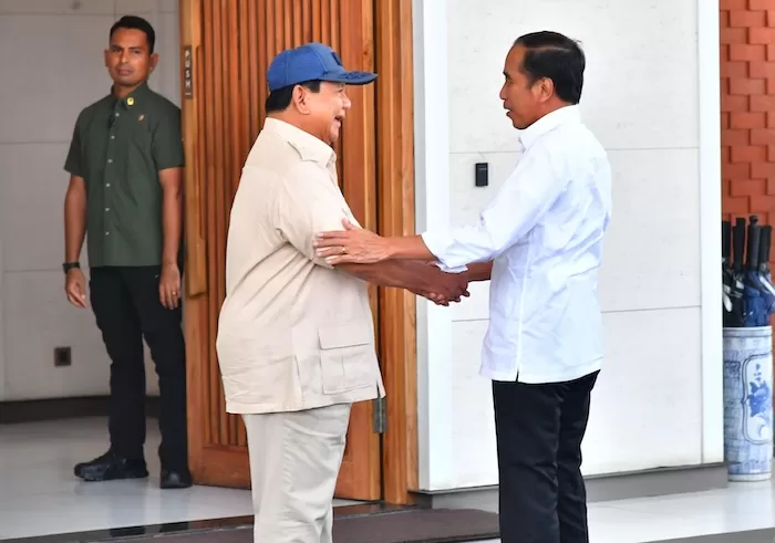 ILUSTRASI: Menhan Prabowo Subianto menyampaikan ucapan selamat ulang tahun secara langsung kepada Presiden RI Joko Widodo (Jokowi) di Bandara Halim Perdana Kusuma, Jakarta (21/6) sore.