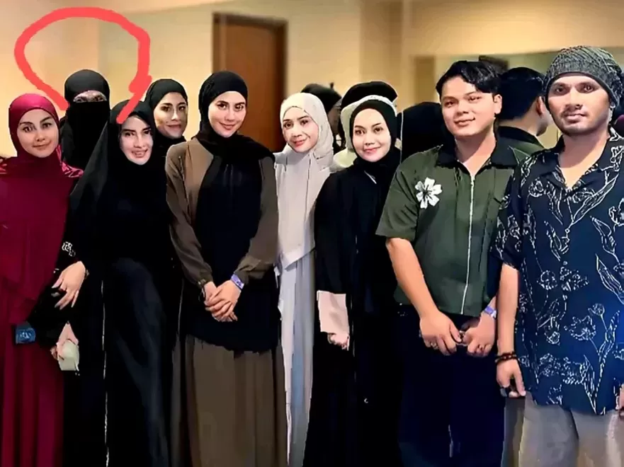 Wanda Hara (paling belakang) pakai cadar gabung dengan para artis perempuan berfoto bersama Ustaz Hanan Attaki. (Istimewa)