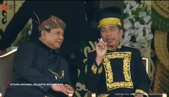 Menhan Prabowo Subianto duduk di samping Presiden Joko Widodo (Jokowi) dalam Upacara HUT ke-79 RI di IKN Nusantara. (Istimewa)