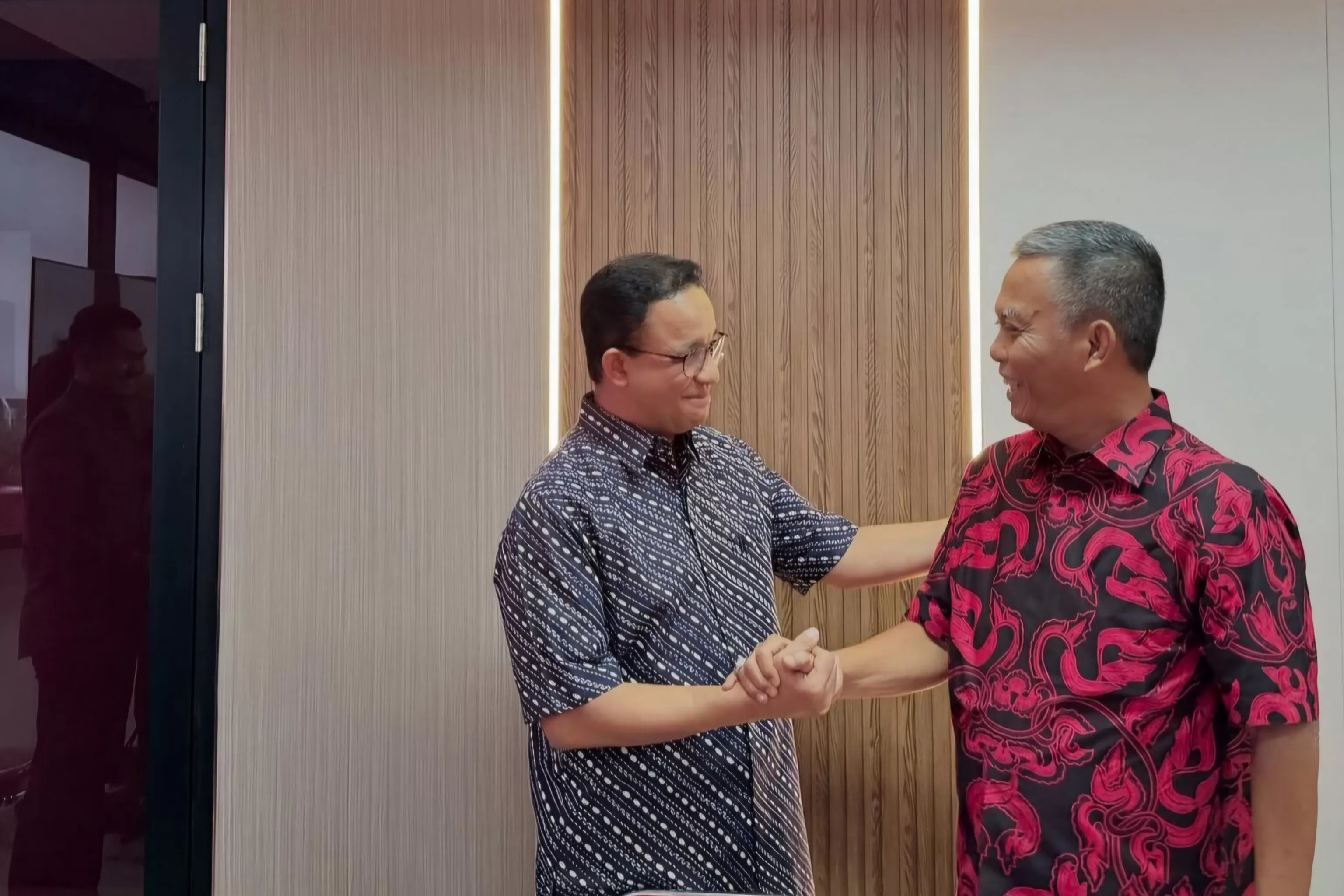 Ketua Fraksi PDIP DPRD DKI Jakarta, Prasetyo Edi Marsudi menyambut Anies Baswedan saat tiba di kantor DPD PDI Perjuangan DKI Jakarta, pada sabtu (24/8). (Instagram/Prasetyo Edi Marsudi)