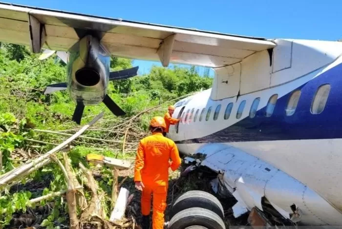 Pesawat Trigana Air PK YSP ATR 42-500 tergelincir hingga keluar lintasan di Bandara Stevanus Rumbewas Kamanap Kepulauan Yapen, Papua, Senin (9/9). (Basarnas/Antara)