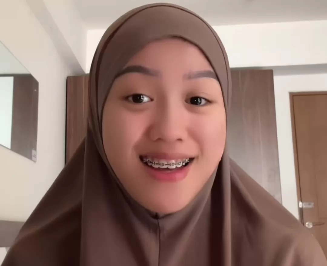 Netizen berkomentar negatif di balik hijab yang dikenakan Lolly di tengah memanasnya hubungannya dengan Nikita Mirzani. (Instagram: itsofficiallaura)