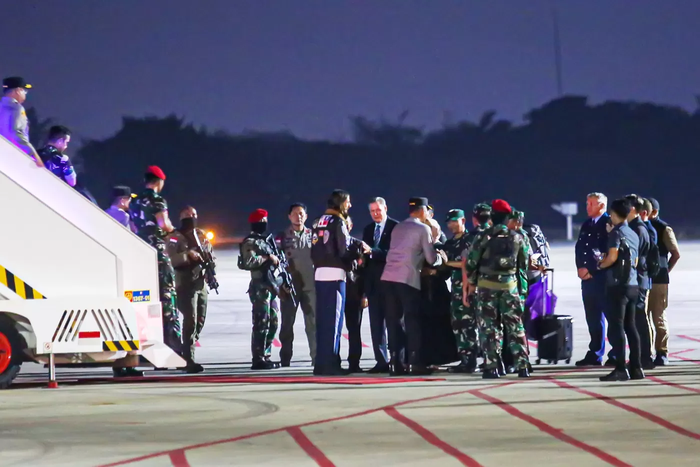 Momen Pilot Susi Air Philip Mark Mehrtens (mengenakan jaket berambut panjang) saat tiba di Bandara Halim Perdana Kusuma, Jakarta, Sabtu (21/9). (Miftahulhayat/Jawa Pos)