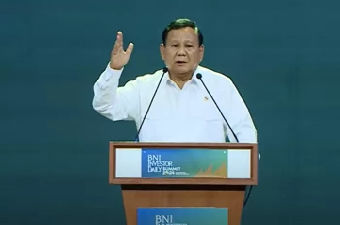 Presiden terpilih Prabowo Subianto memberikan sambutannya di acara BNI Investor Daily Summit di Jakarta, Rabu (9/10). (Nurul Fitriana/JawaPos.com)