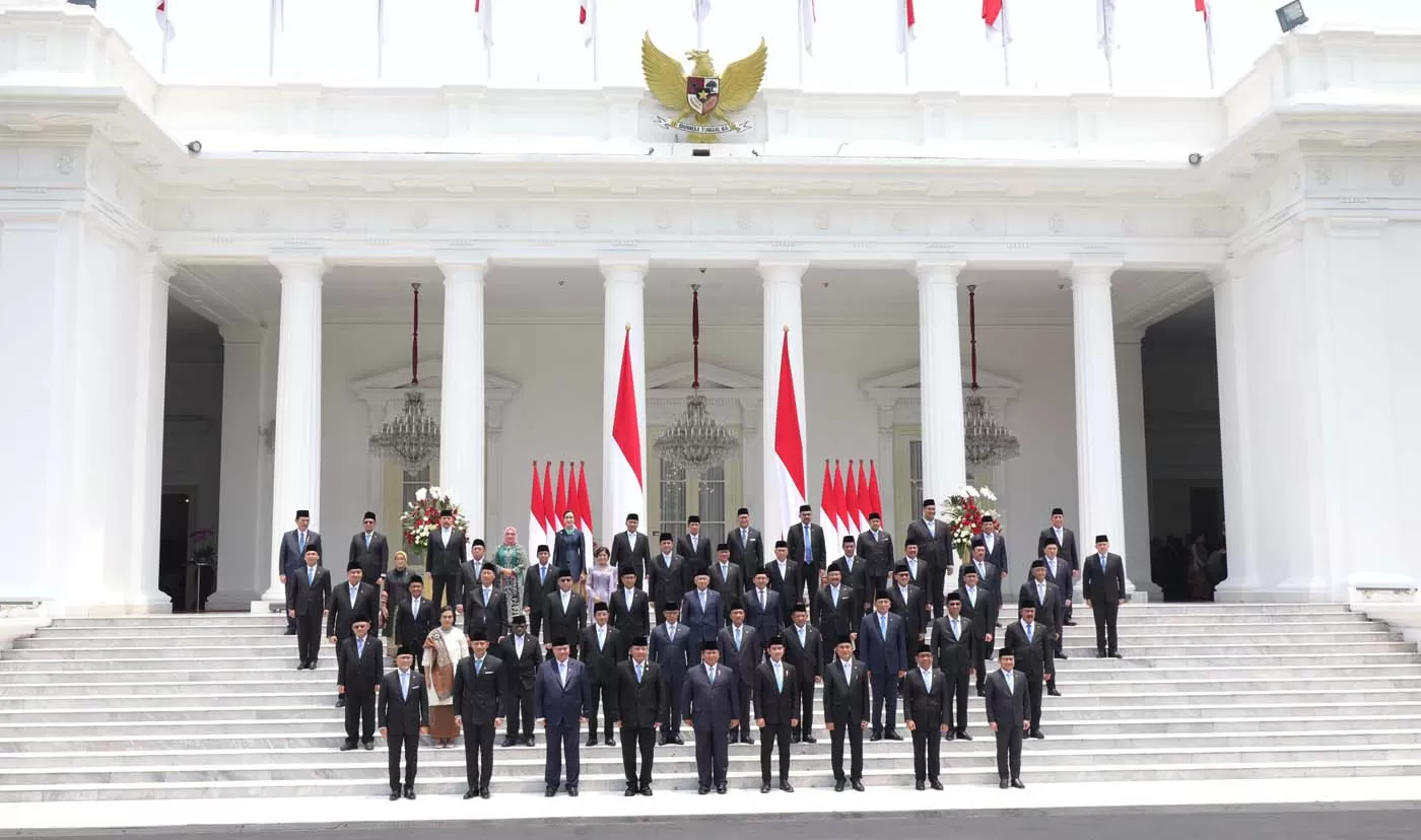 Presiden Prabowo Subianto (depan, tengah) didampingi Wakil Presiden Gibran Rakabuming Raka (depan, keempat kanan) berfoto bersama jajaran Menteri dan Kepala Lembaga Tinggi Negara Kabinet Merah Putih yang baru dilantik di Istana Merdeka, Jakarta, Senin (21/10/2024). (Fedrik Tarigan/ Jawa Pos)