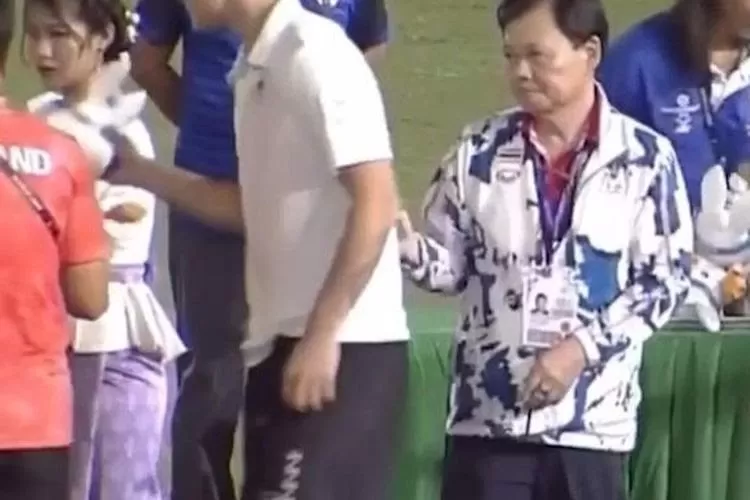 Bek Timnas sepakbola Thailand Jonathan Khemdee dihujat nitizen Kamboja karena dia membuang medsli perak dan boneka pemberian sebagai hadiah pada final Selasa (16/5/2023)  (Foto Istimewa)