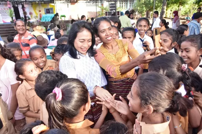 Menteri PPPA Bintang Puspayoga melakukan kunjungan kerja di  Kab Flores Timur, NTT, terus mengkampanyekan pemberdayaan kelompok perempuan untuk menjadi perempuan yang mandiri secara ekonomi.  (Dok Ist)