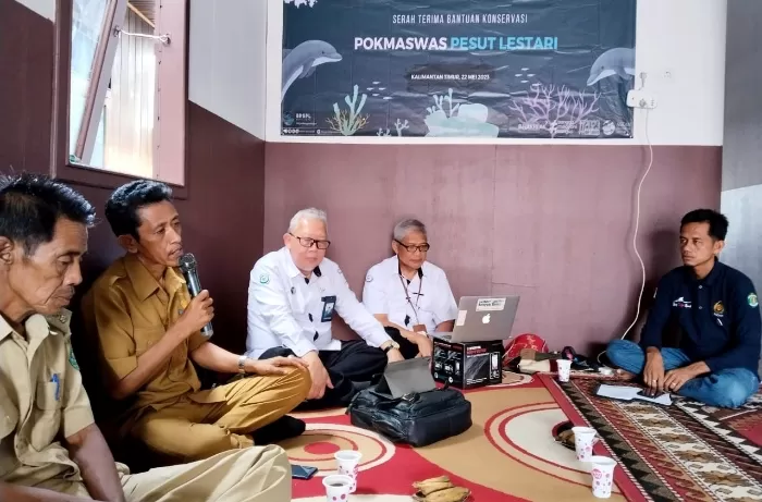 BPSPL Pontianak, KKP menyalurkan bantuan pemerintah kepada Kelompok Masyarakat Pengawas Pesut Lestari di Kutai Kartanegara, Kalimantan Timur. (Dok Ist/PJ)