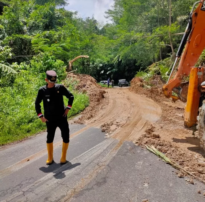 Foto: Curah hujan tinggi sebabkan longsor dan terputusnya jalan di Pakpak Bharat  (Istimewa )