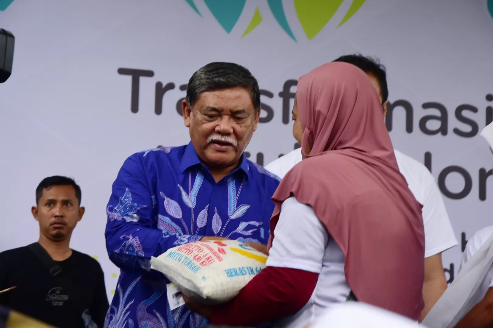 Foto: Plt Bupati Deli Serdang beri bantuan sembako untuk warga (Diskominfo Deli Serdang )