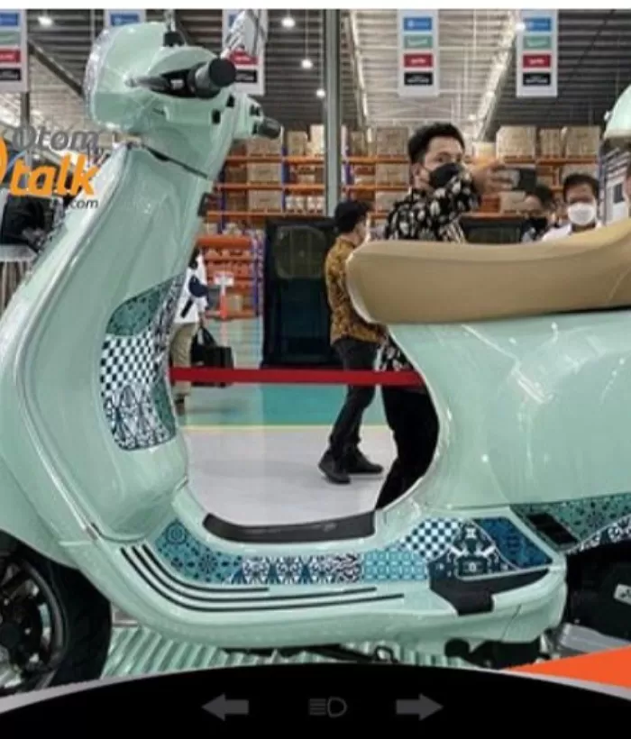 Foto: Penampakan vespa batik yang akan distop produksinya di Indonesia  (@otomtalk)