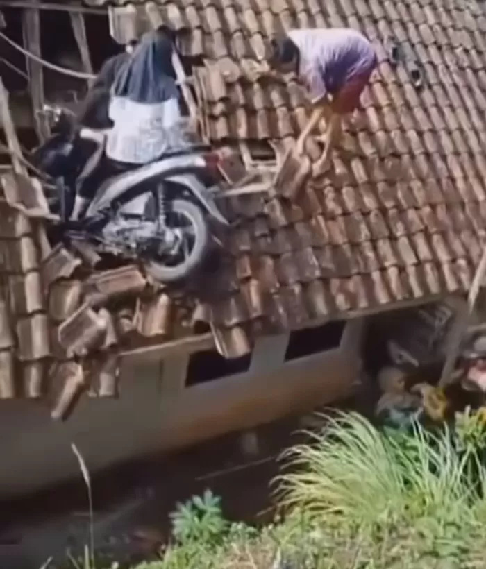 Foto: Penampakan sepeda motor nyangkut dirumah warga karena kecelakaan  (Instagram)