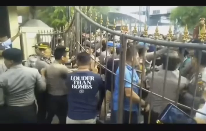 Foto: Aksi demo mahasiswa di Polrestabes Medan berujung ricuh (Instagram )