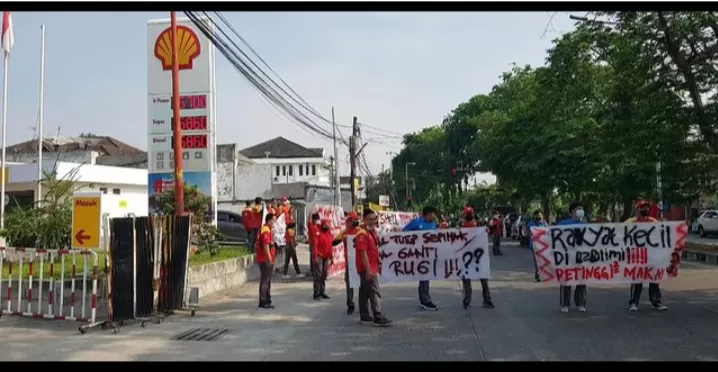 Foto: Sejumlah karyawan SPBU Shell di Medan demo terkait nasib mereka  (Tkpmedan)