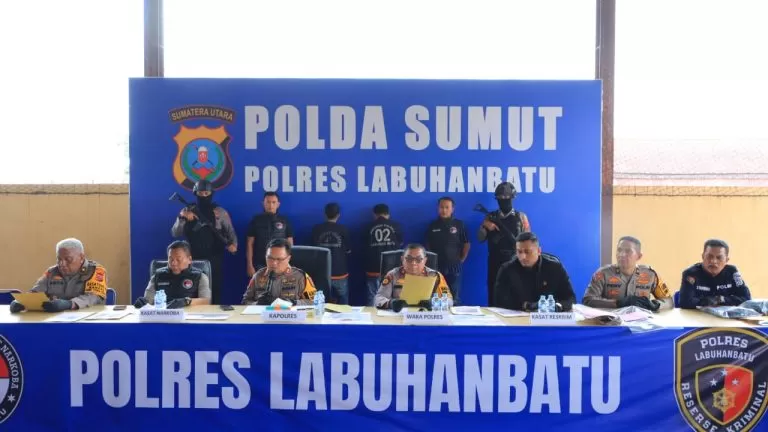 Foto: Polres Labuhanbatu melakukan rilis pelaku pembakaran rumah wartawan (Polreslabuhanbatu)