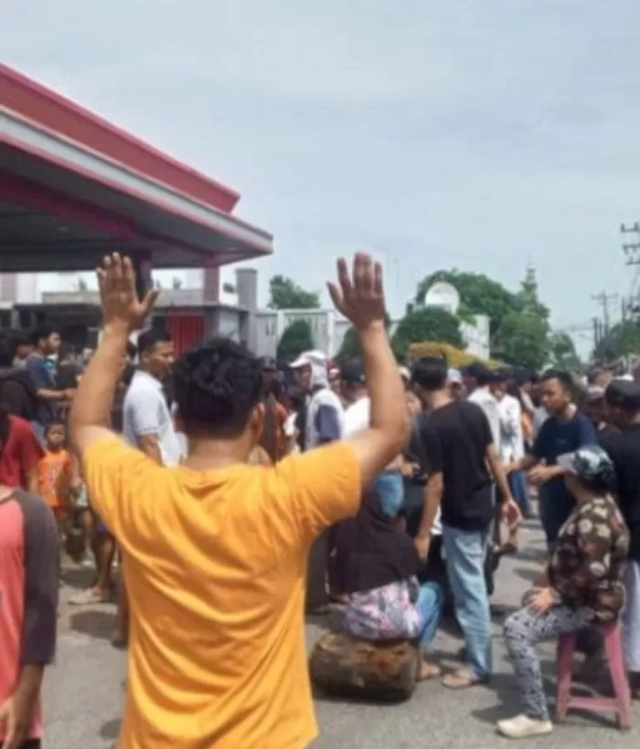 Foto: Sejumlah Warga Jl Alumunium blokir jalan tolak eksekusi lahan (Herizal)