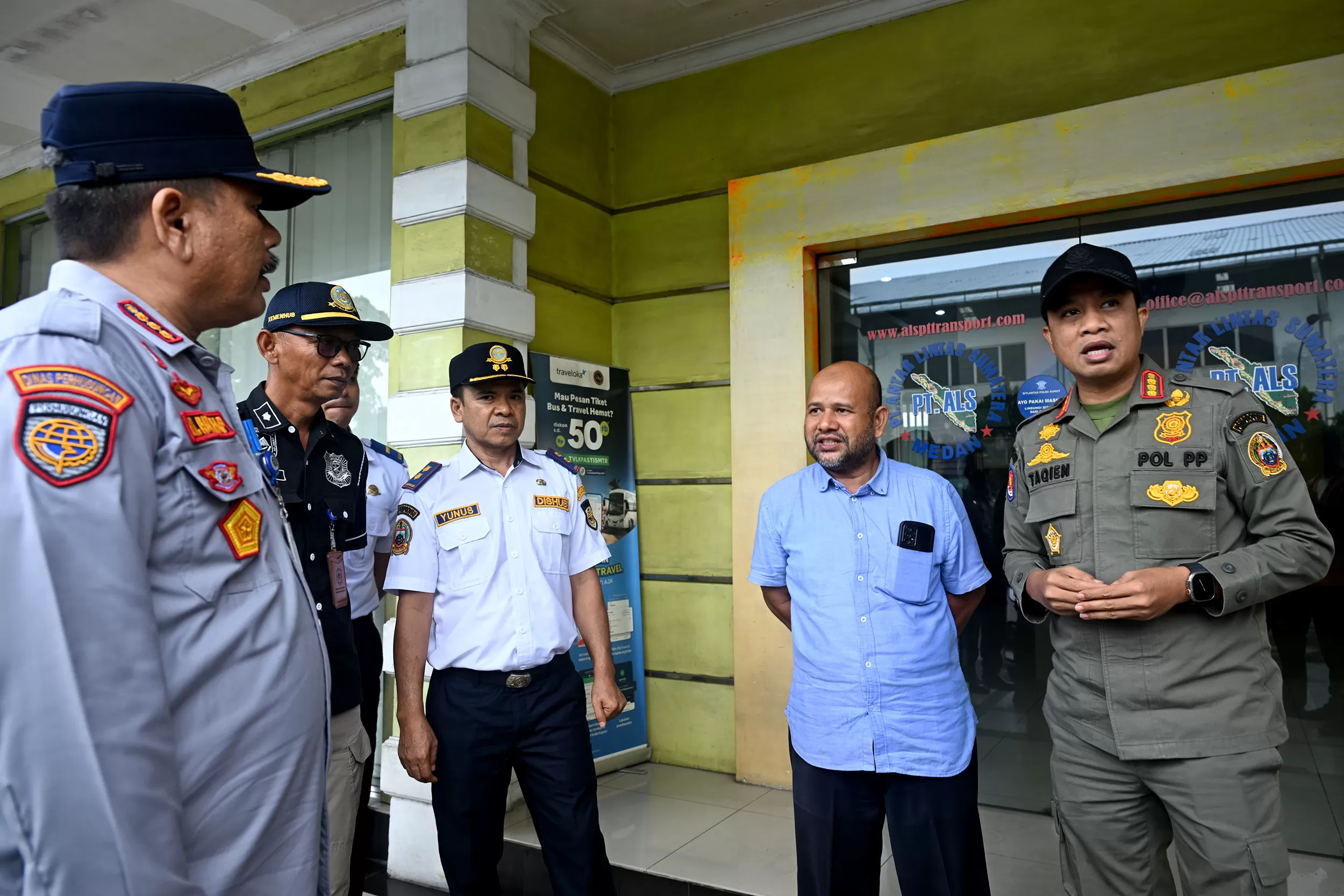 Foto: Satpol PP dan Dishub Sumut tertibkan bus berada di badan jalan (Diskominfo )