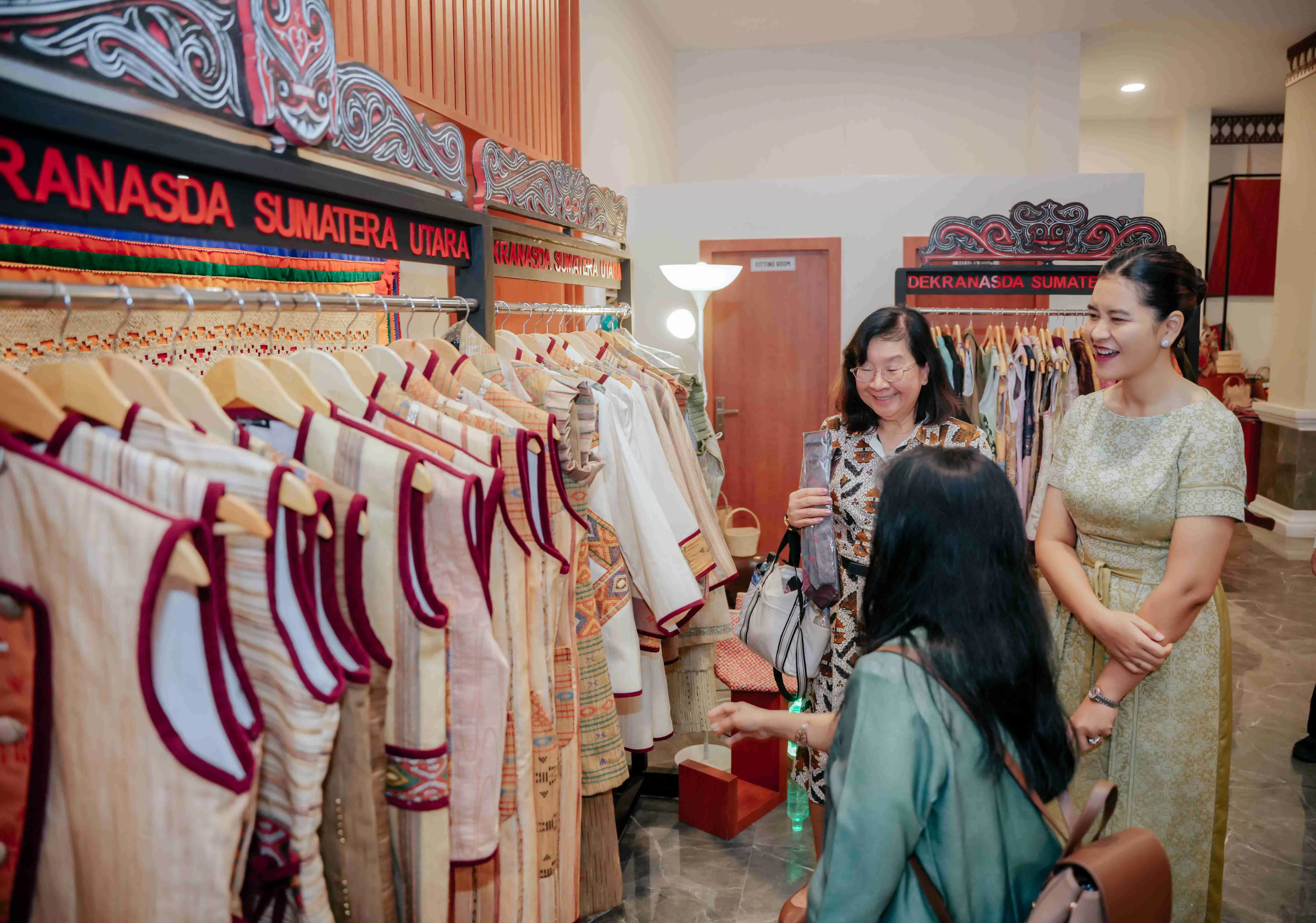 Foto: Ketua Dekranasda Sumut Kahiyang Ayu dampingi istri duta besar Amerika  (Diskominfo )