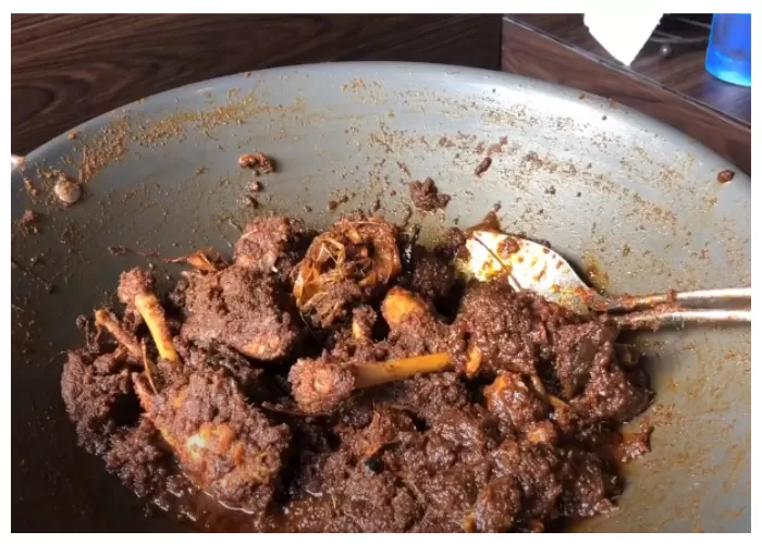  resep rendang ayam kampung yang enak dan empuk ((Tangkapan Layar youtube/@UNICHECHE))