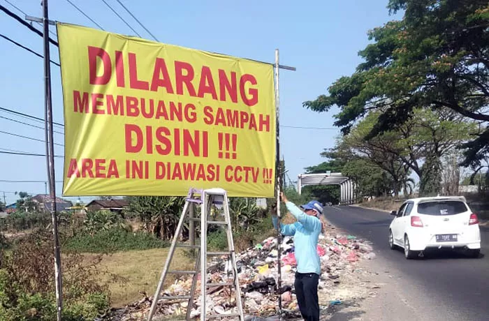 Warga Carat Pasang Banner Larangan Buang Sampah, Diawasi CCTV - Radar Bromo