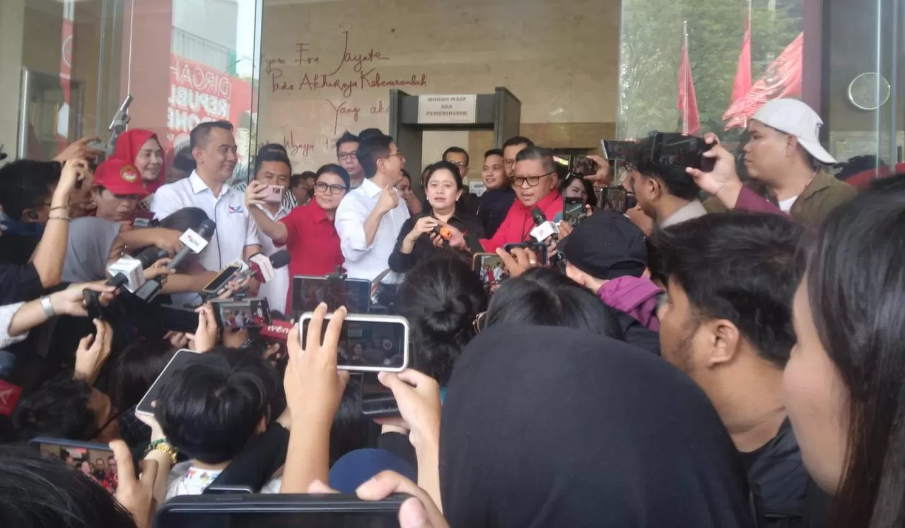 Ketua DPP PDI-Perjuangan Puan Maharani mengungkap alasan Presiden Joko Widodo (Jokowi) tak menghadiri acara deklarasi pasangan capres-cawapres Ganjar Pranowo-Mahfud MD 