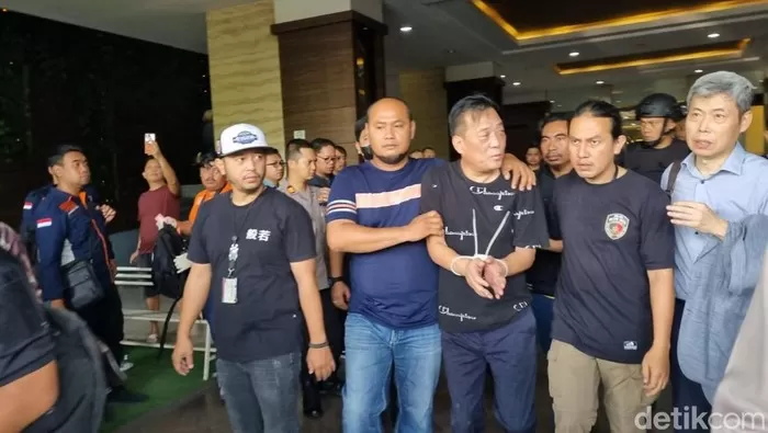 Petugas Imigrasi Jakarta Barat bernama Tri Fattah Firdaus jatuh dari lantai 19 apartemen di Ciledug, Kota Tangerang, Banten. Seorang WN Korsel diamankan dan diduga dorong korban. (detikcom)