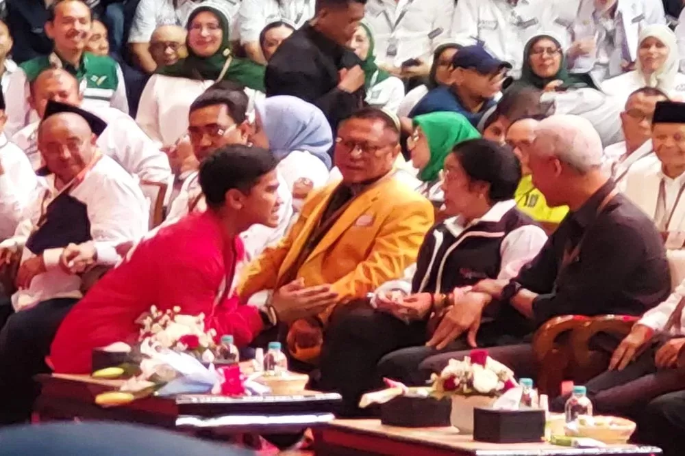 Dua anak Jokowi hampiri Megawati Soekarnoputri di pengumuman nomor urut capres di KPU. Kaesang bahkan sampai bersimpuh di depan Mega. (ist)