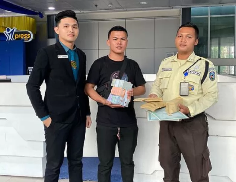 Amankan Tas Penumpang Isi Uang Rp24 Juta, Apresiasi Kejujuran Petugas  Kemanan KAI Bandara Medan - Pojok Satu