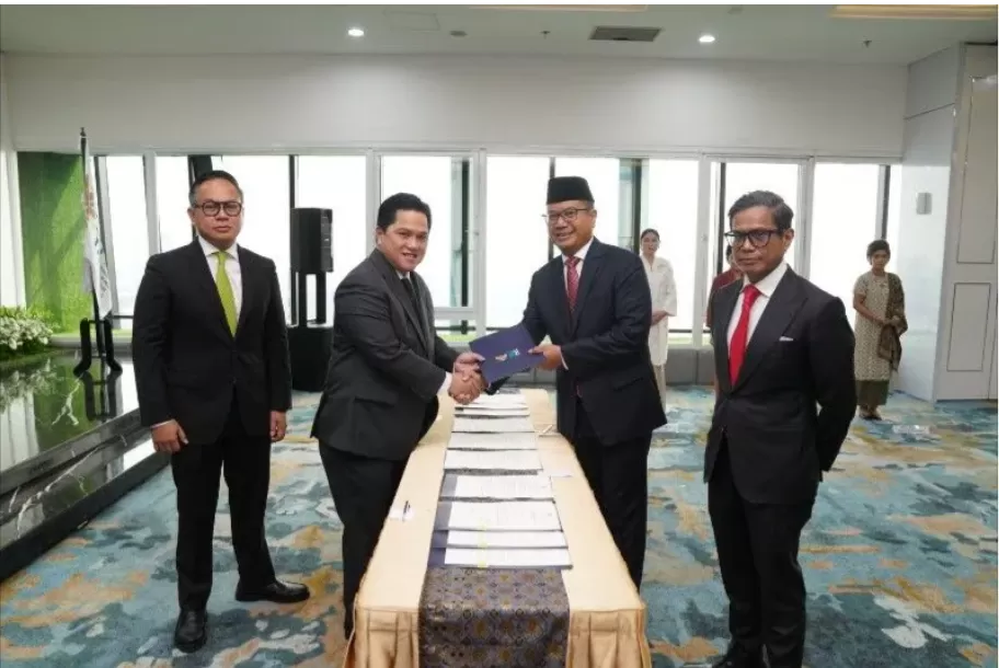 Menteri BUMN Erick Thohir resmi lantik Rabin Hattari sebagai Sekretaris Kementerian BUMN pada Rabu 24 Mei 2023 di Jakarta.  (Dok. Kementerian BUMN)