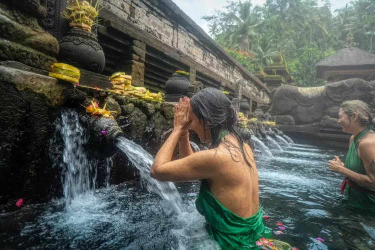 Wisatawan mancanegara di pancuran Pura Tirta Empul, Gianyar, Bali (Oleksandr Pidvalnyi/Pexels)