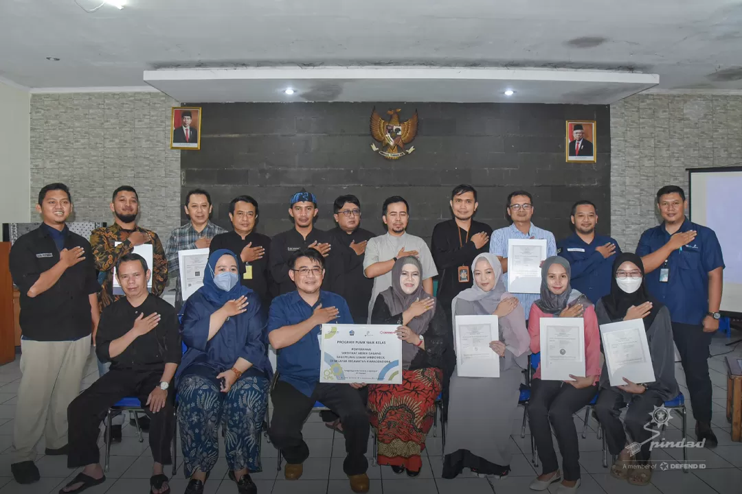 PT Pindad serahkan sertifikat merek dagang kepada 10 PUMK di Aula Kecamatan Kiaracondong, Bandung, Jawa Barat pada Kamis (25/5/2023) (Dok. PT Pindad)