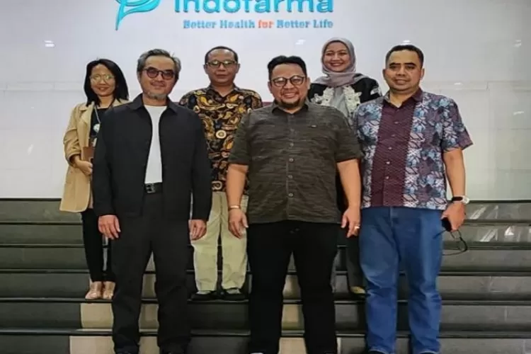 Direktur Produksi dan Supply Chain Indofarma, Jejen Nugraha (tengah) dan Direktur Utama Smesco Indonesia Leonard Theosabrata (kiri). (DOK. Indofarma)
